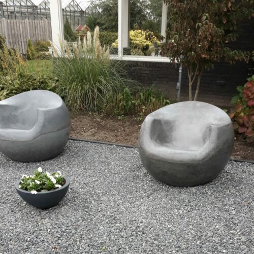 Betonnen zitelementen en tafel Stool 33 De Stool parkbanken parkstoelen in een particuliere tuin.